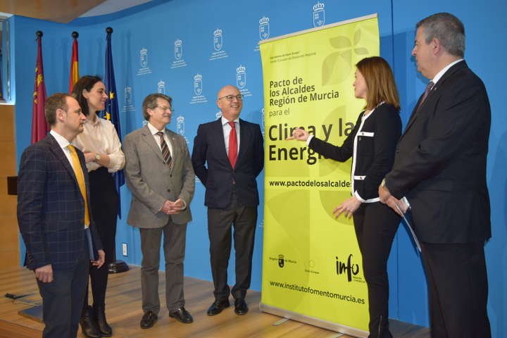 El consejero de Desarrollo Económico, Turismo y Empleo, Juan Hernández, ha presentado hoy 'Life Adaptate', un proyecto que enseña a los ayuntamientos europeos a diseñar planes contra el cambio climático (I)