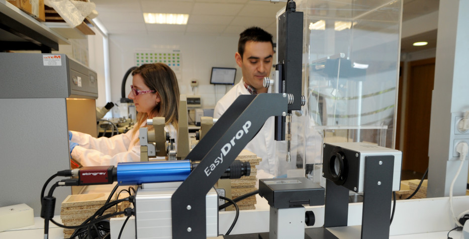 En los laboratorios del Centro Tecnológico del Mueble y la Madera de la Región de Murcia se gestan ya los muebles del futuro. El sillón del abuelo será capaz de enviar de forma remota a qué hora se ha sentado a descansar, si lleva demasiado tiempo inactivo o qué niveles alcanza su presión arterial. La cuna del bebé podrá recoger datos sobre la temperatura corporal y las horas de sueño. Los familiares consultarán desde sus móviles la información que les envíen los sensores que se mantienen alerta en las camas, la lavadora o las sillas. “Antes de 25 años tendremos muebles conectados con diferentes funcionalidades”, explica el director del CETEM, José Francisco Puche Forte. “La más útil será la que nos permita consultar en el móvil los datos sobre el ritmo cardíaco, la tensión arterial o la temperatura, pero también habrá funciones lúdicas, como la del sofá que se mueva con la película que estás viendo”, invita el director a imaginar un futuro cada vez más próximo. 