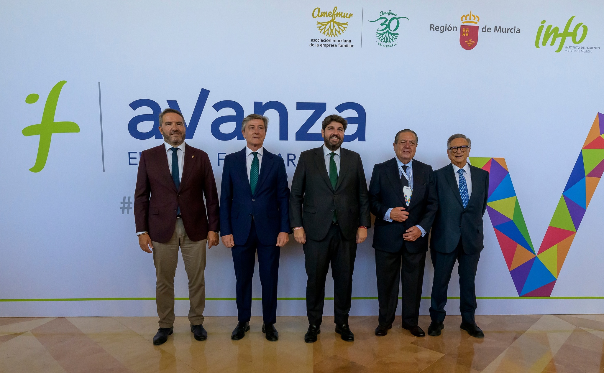 El presidente de la Comunidad inaugura la sexta edición del Foro Avanza Empresa Familiar de la Región de Murcia, que este año pone el foco precisamente en la importancia del relevo generacional