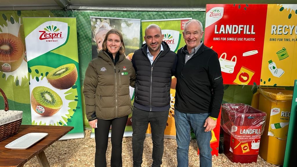 Uno de los empresarios con el propietario de Zespri (Nueva Zelanda), a la derecha, empresa que controla el 60% del mercado internacional de kiwis