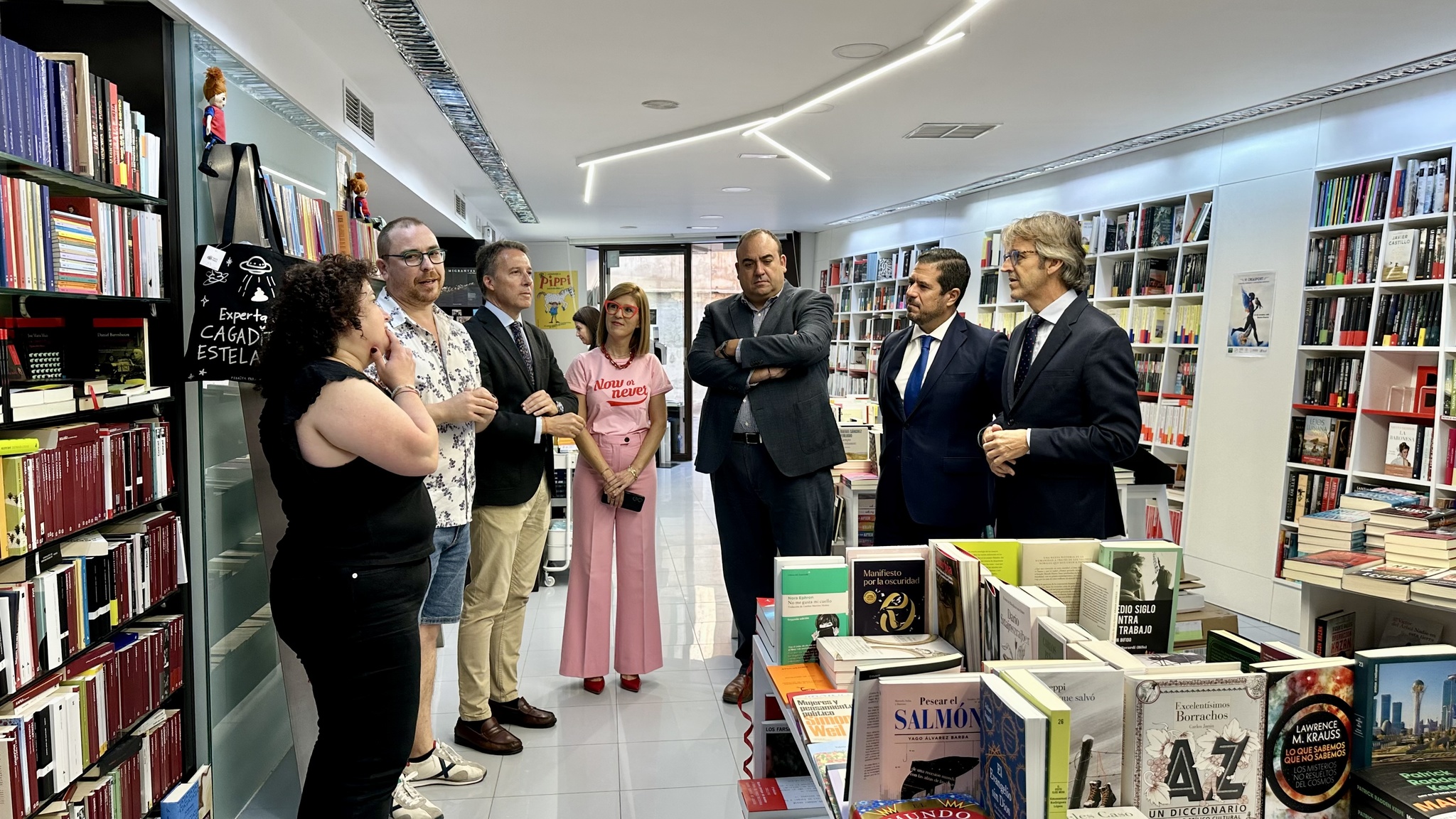 El consejero de Economía, Hacienda y Empresa, Luis Alberto Marín, visita una librería que ha participado en el programa de ayudas al comercio de Lorca