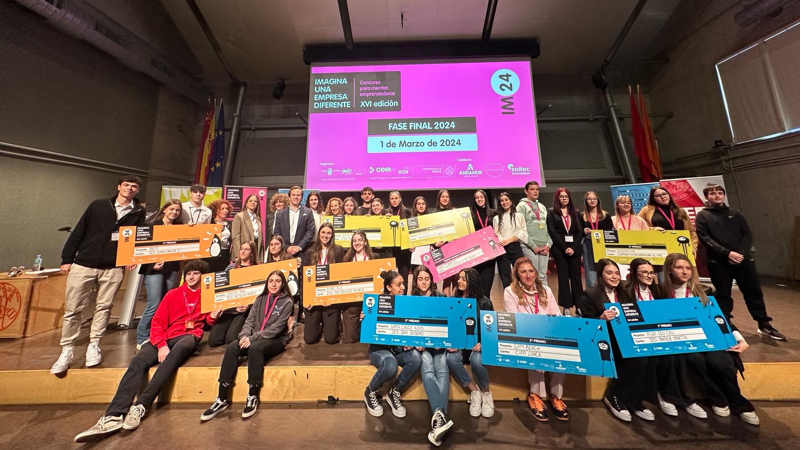 Los grupos ganadores y los organizadores del concurso 'Imagina una empresa diferente'.