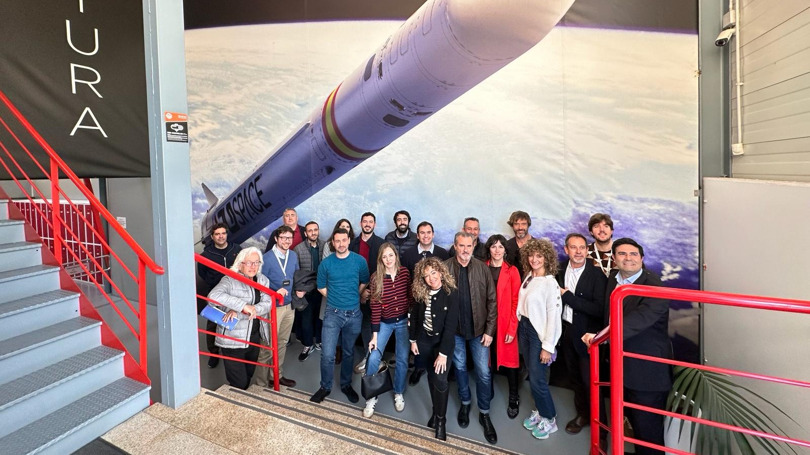 Grupo visitante a la compañía aeroespacial PLD Space.