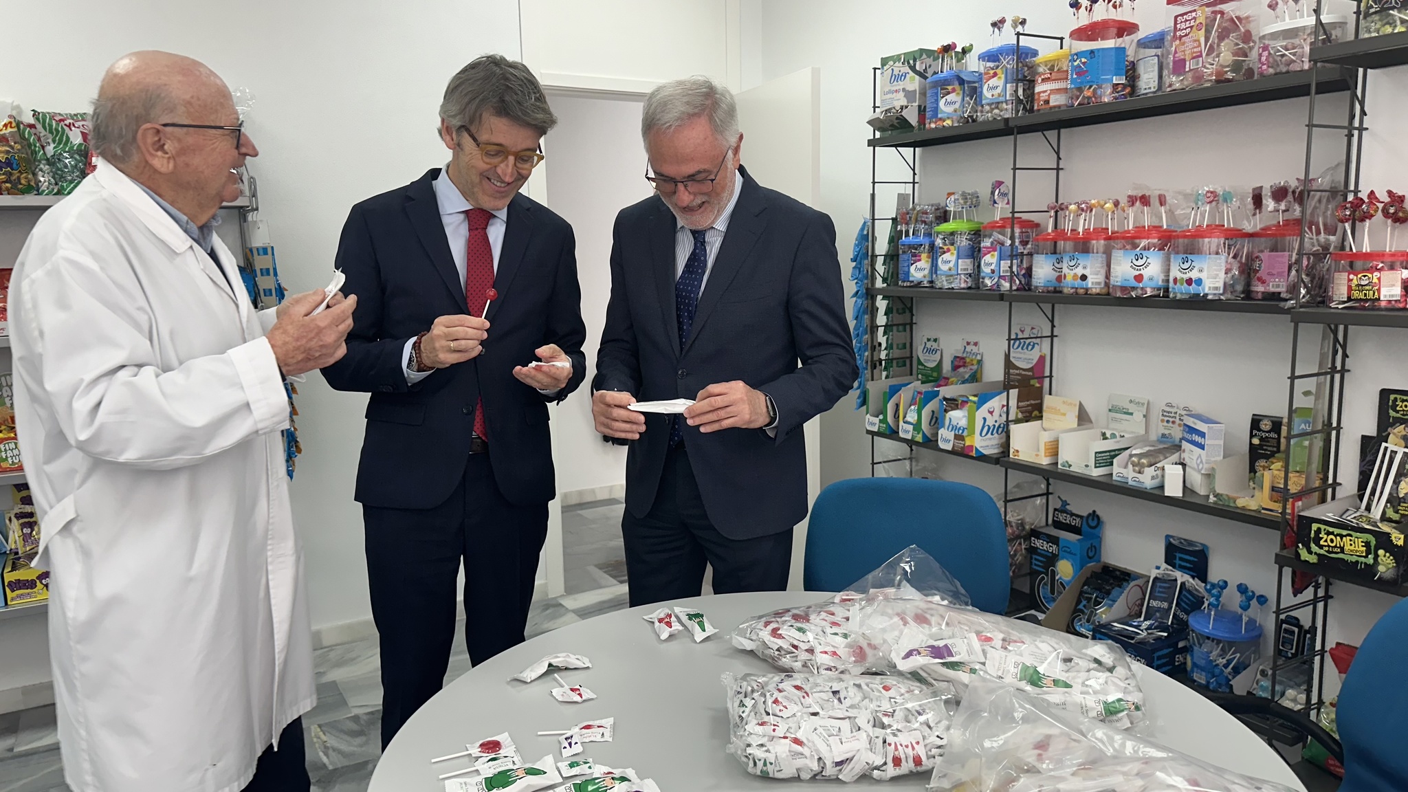 El consejero de Economía, Hacienda y Empresa, Luis Alberto Marín, visita la empresa Caramelos Cerdán, que recupera este año la fabricación de dulces de Semana Santa.