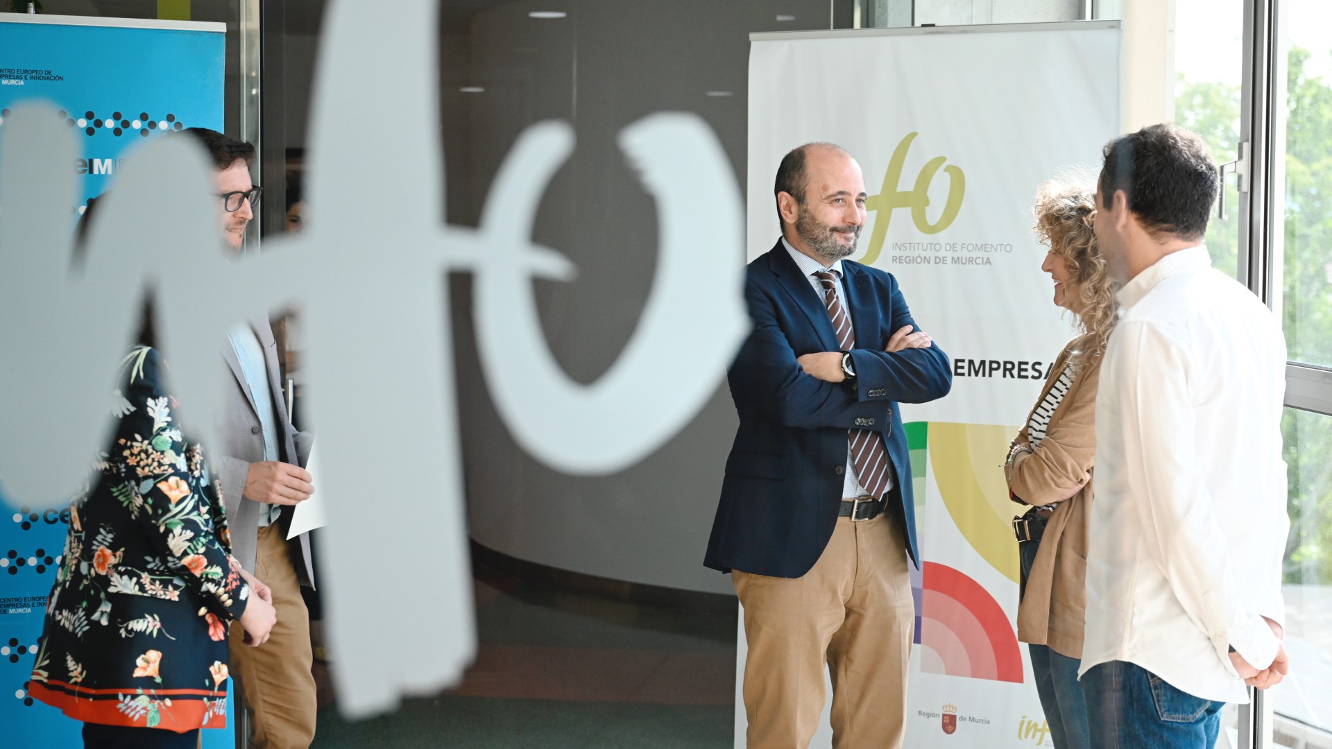 El director del Info entrega el sello al fundador de Naturbec, Ramón Alcaraz Mulero 