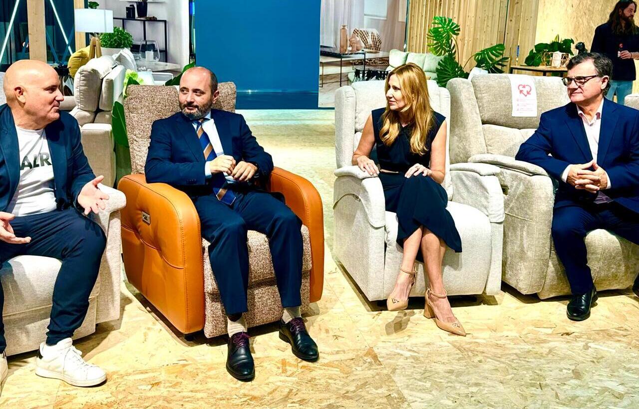 La consejera de Empresa, Empleo y Economía Social, Marisa López Aragón, visita las empresas regionales en la Feria Hábitat de Valencia