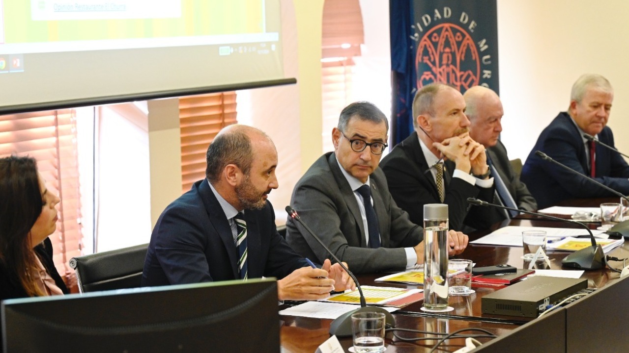 El director del Info, Joaquín Gómez, en la presentación del Barómetro de la Cátedra de Empresa Familiar