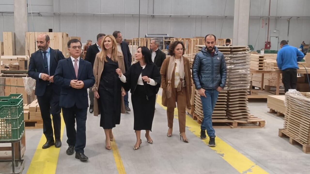 La consejera, Marisa López Aragón, durante la visita a una de las empresas del mueble