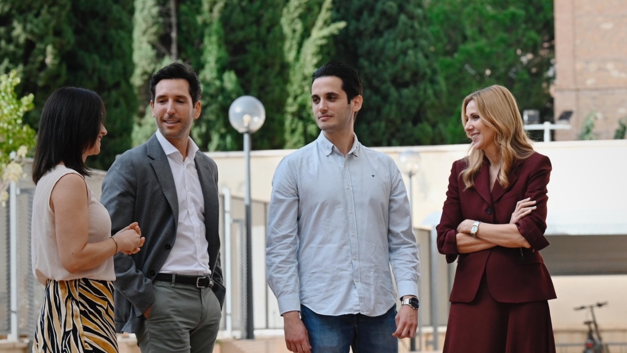La consejera de Empresa, Empleo y Economía social junto a representantes de 'startups'.