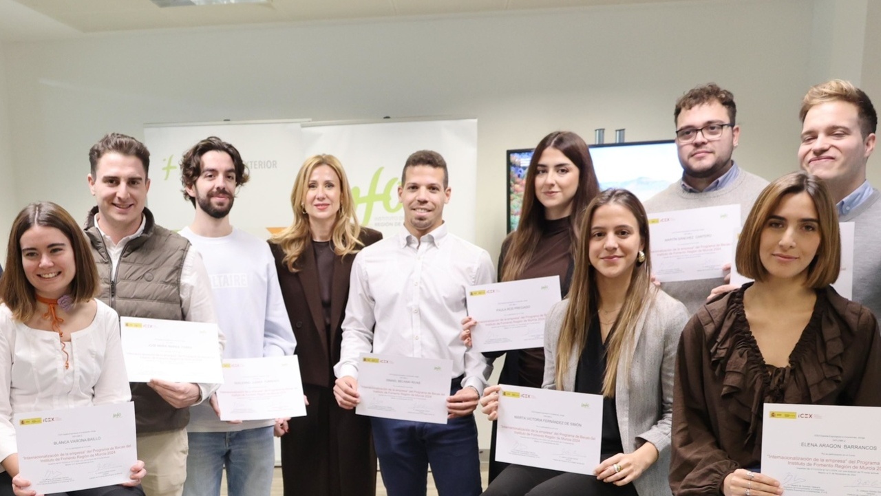 Acto de entrega de diplomas a los becarios de internacionalización.
