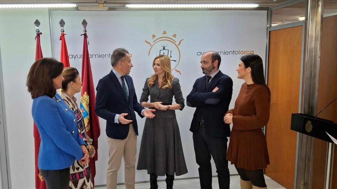 Reunión de la consejera de Empresa con parte de la corporación municipal de Lorca.